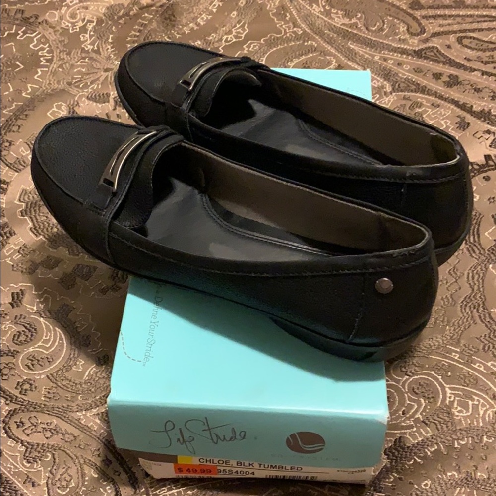 Black flat shoes.... very comfortable, worn once